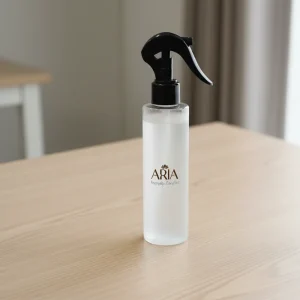 Αναζωογονήστε άμεσα τον χώρο σας και τα υφάσματά σας με το πολυτελές Αρωματικό Σπρέι Χώρου και Fabric Mist.